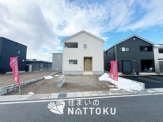 【現地写真(外観)【1号地】】軽くて火災に強い屋根材を採用し、地震時の建物への負担や揺れを軽減しています。