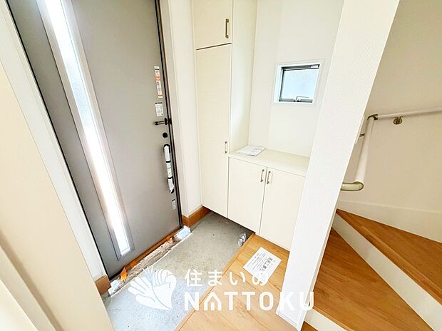 【現地写真(玄関)】玄関には、大型のシューズ収納を設置しています。