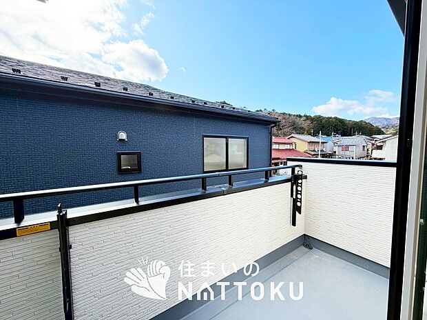 【バルコニー】奥行きが広く、洗濯物をゆったりと干せる十分な広さで、家族の洗濯も捗ります。