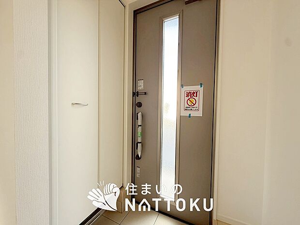 【現地写真(玄関)】玄関には、大型のシューズ収納を設置しています。