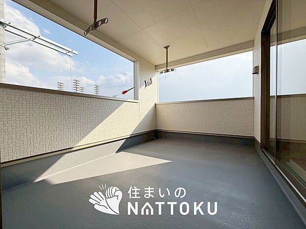 【バルコニー】奥行きが広く、洗濯物をゆったりと干せる十分な広さで、家族の洗濯も捗ります。