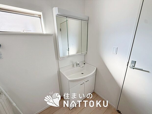 【洗面台・洗面所】鏡の両サイドは、必要なものを取出しやすく、大きな鏡面で朝の準備も快適。
使いやすいリフトアップ機能付きのシングルレバーシャワー水栓付です。