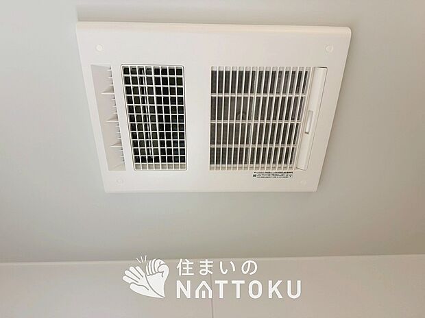 【浴室暖房換気乾燥機】サイドブロー機能で、乾燥効率アップです。
サイドに吹き出しを搭載することにより浴室内を端まで循環する気流ができ、さらに省エネ性能がアップします。