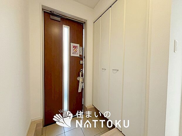 【現地写真(玄関)】玄関には、大型のシューズ収納を設置しています。