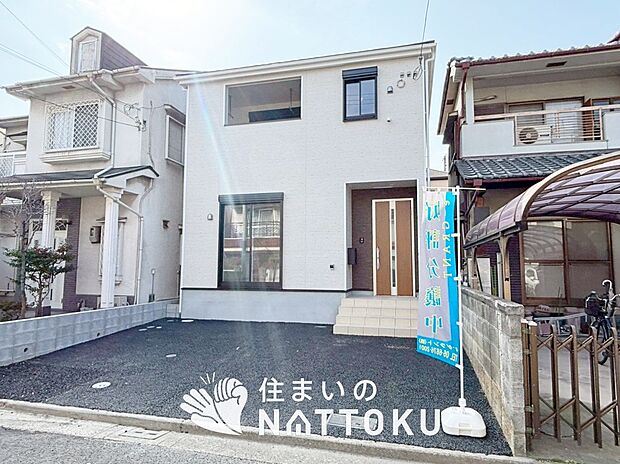 【現地写真(外観)】雨で汚れを落とし、耐久性・耐候性に優れた外壁を使用しています。