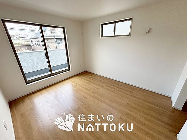 【現地写真(寝室)】木目の美しさを際立たせるシンプルデザインの建具を使用しています。