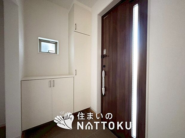 【現地写真(玄関)】玄関には、大型のシューズ収納を設置しています。