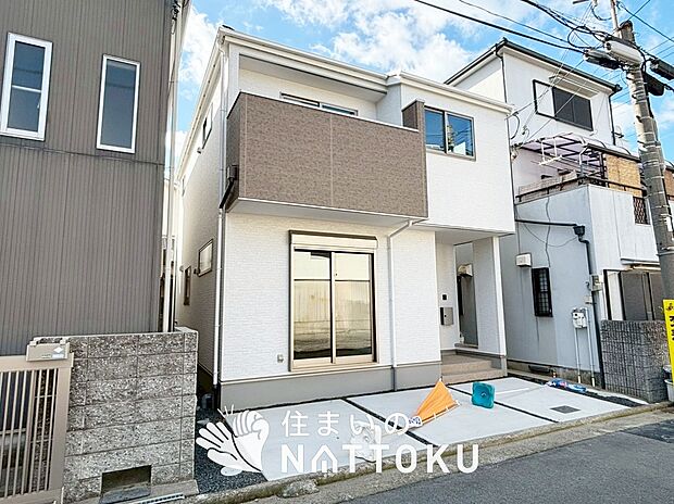 【現地写真(外観)】軽くて火災に強い屋根材を採用し、地震時の建物への負担や揺れを軽減しています。