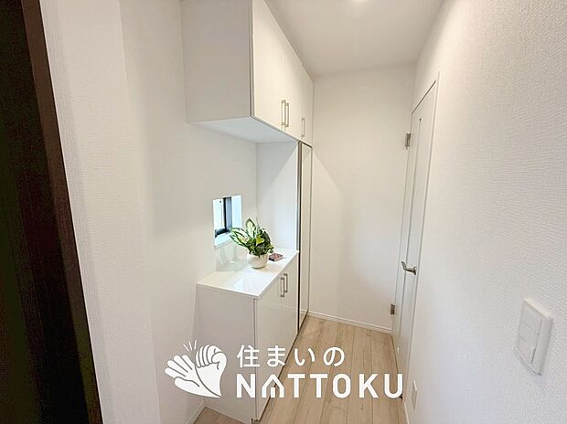 【現地写真(玄関)】玄関には、大型のシューズ収納を設置しています。