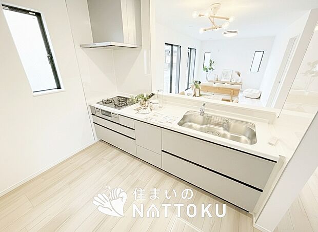 【現地写真(キッチン)】収納たっぷりのシステムキッチン、浄水器付水栓を標準装備しています。