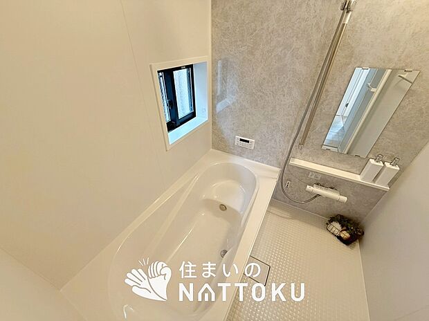 【現地写真(浴室)】浴室暖房乾燥機付き。1坪タイプで広々です。