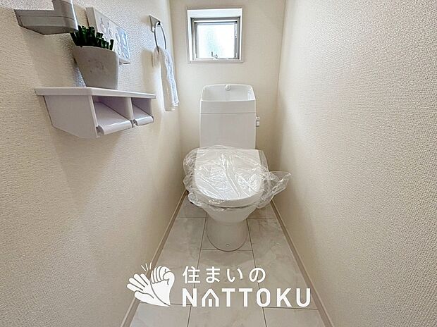 【トイレ】汚れてもサッとひと拭きでお手入れ簡単、エコ仕様の温水洗浄便座付きのトイレです。
バリアフリーにも配慮しています。