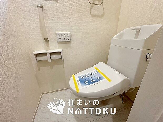 【トイレ】汚れてもサッとひと拭きでお手入れ簡単、エコ仕様の温水洗浄便座付きのトイレです。
バリアフリーにも配慮しています。