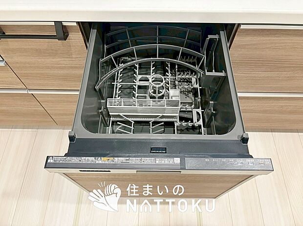 【食器洗い乾燥機】食後の時間にゆとりを与えてくれる食器洗い乾燥機。
操作ボタンも上面にあるので、腰をかがめずに操作ができラクラクです。