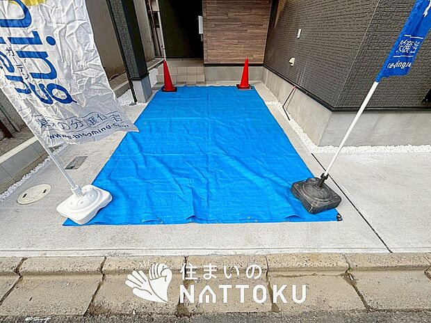 【現地写真(駐車場)】駐車スペースが広く、運転が苦手な方も安心です。