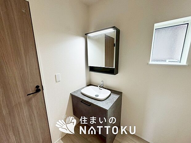 【洗面台・洗面所】鏡の両サイドは、必要なものを取出しやすく、大きな鏡面で朝の準備も快適。
使いやすいリフトアップ機能付きのシングルレバーシャワー水栓付です。