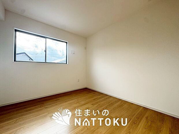 【現地写真(寝室)】木目の美しさを際立たせるシンプルデザインの建具を使用しています。