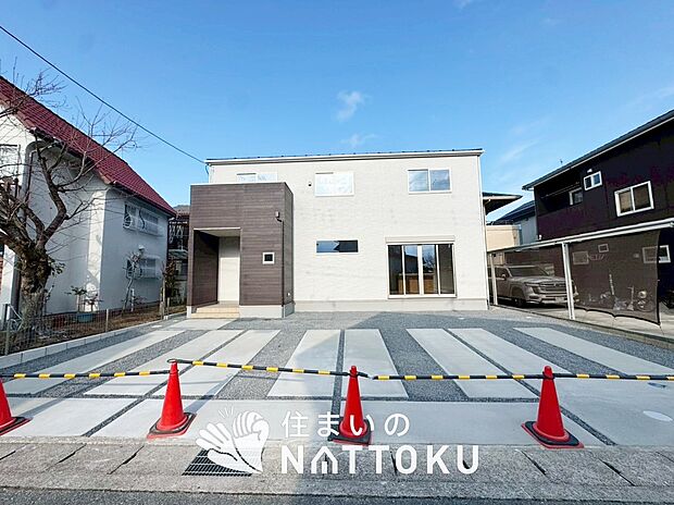 【現地写真(駐車場)】駐車スペースが広く、運転が苦手な方も安心です。