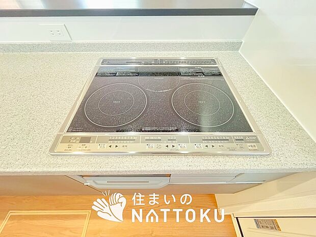 【ビルトインコンロ】フラットな構造で清掃性が高く、過熱防止センサー付3口タイプで日頃の家事も快適です。