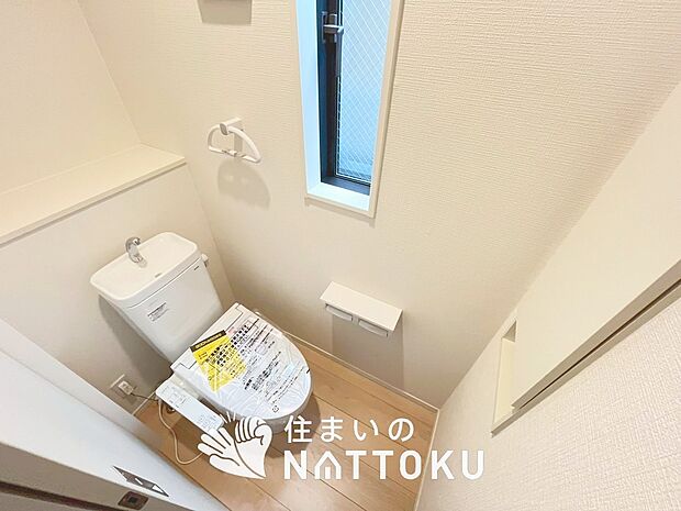 【トイレ】汚れてもサッとひと拭きでお手入れ簡単、エコ仕様の温水洗浄便座付きのトイレです。
バリアフリーにも配慮しています。