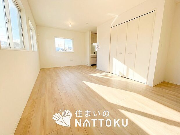 【現地写真(リビング)】フローリング材には、木目、色調など木材特有の風合いがあり、ナチュラルな美しさになっています。