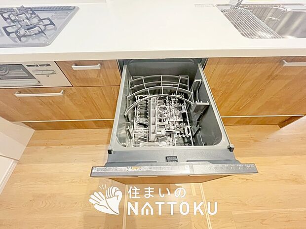 【食器洗い乾燥機】食後の時間にゆとりを与えてくれる食器洗い乾燥機。
操作ボタンも上面にあるので、腰をかがめずに操作ができラクラクです。