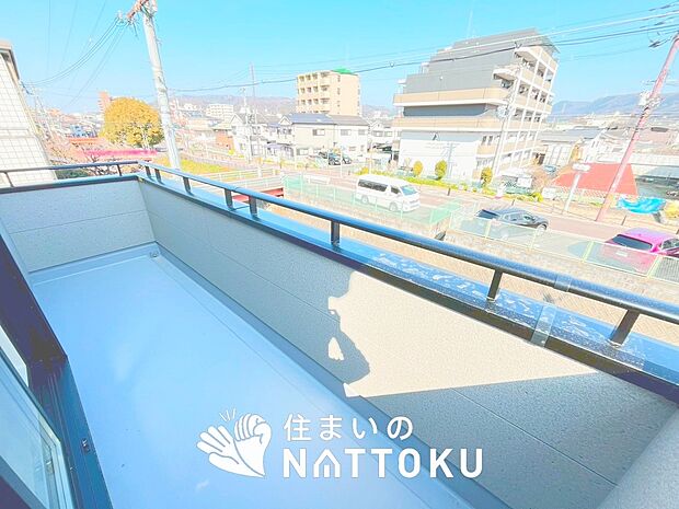 【バルコニー】奥行きが広く、洗濯物をゆったりと干せる十分な広さで、家族の洗濯も捗ります。