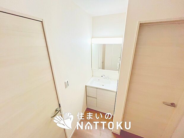 【洗面台・洗面所】鏡の両サイドは、必要なものを取出しやすく、大きな鏡面で朝の準備も快適。
使いやすいリフトアップ機能付きのシングルレバーシャワー水栓付です。