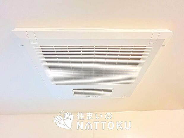 【浴室暖房換気乾燥機】寒い冬場はあたたかく、暑い夏場は扇風機のような心地よさです。
雨の日は、浴室が衣類乾燥スペースになります。