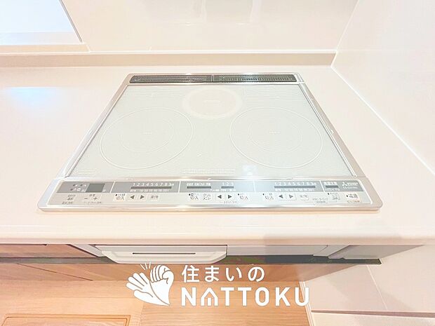 【ビルトインコンロ】フラットな構造で清掃性が高く、過熱防止センサー付3口タイプで日頃の家事も快適です。