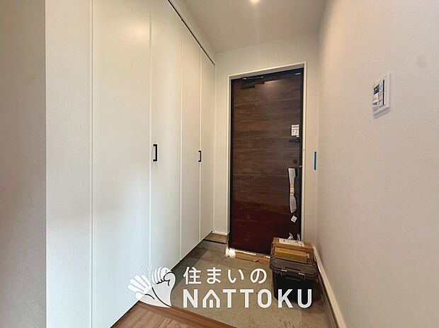 【現地写真(玄関)】玄関には、大型のシューズ収納を設置しています。