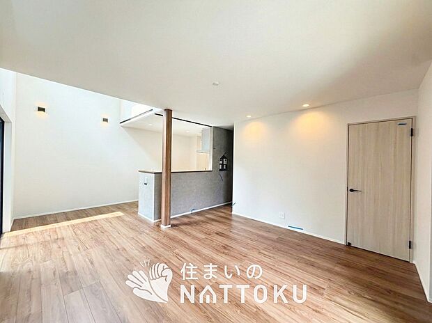 【現地写真(リビング)】フローリング材には、木目、色調など木材特有の風合いがあり、ナチュラルな美しさになっています。