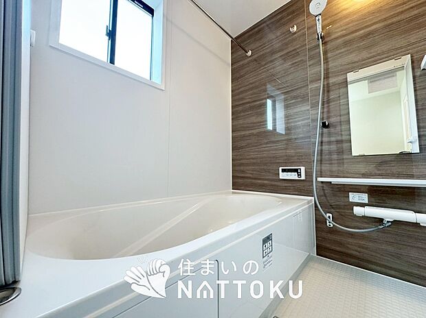 【現地写真(浴室)】浴室暖房乾燥機付き。1坪タイプで広々です。