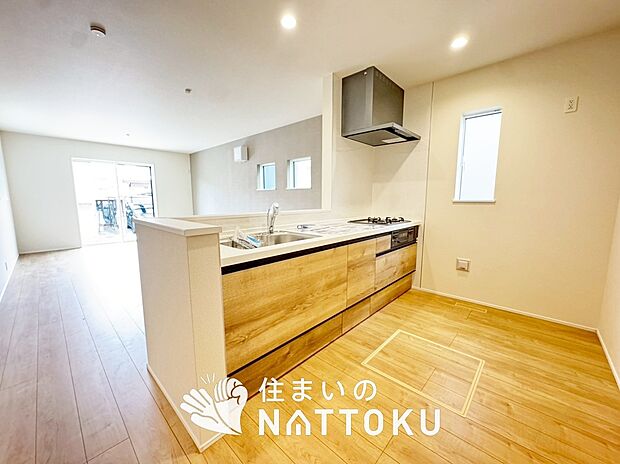 【現地写真(キッチン)】収納たっぷりのシステムキッチン、浄水器付水栓を標準装備しています。