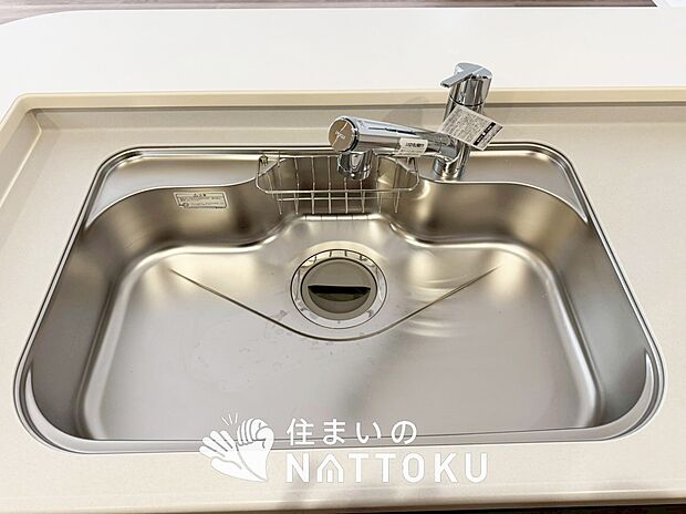 【浄水器一体型シャワー水栓付シンク】傷や汚れが付きにくい静音仕様の全面エンボス加工シンク。
また、蛇口の先端に浄水器を内蔵。浄水シャワーが使える毎分4リットルのたっぷり浄水。
