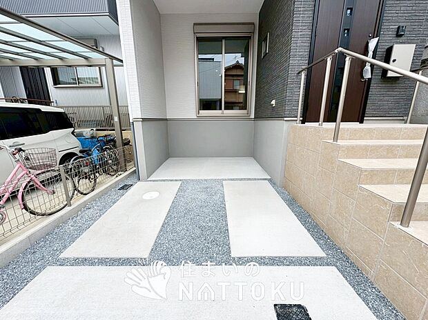 【現地写真(駐車場)】駐車スペースが広く、運転が苦手な方も安心です。