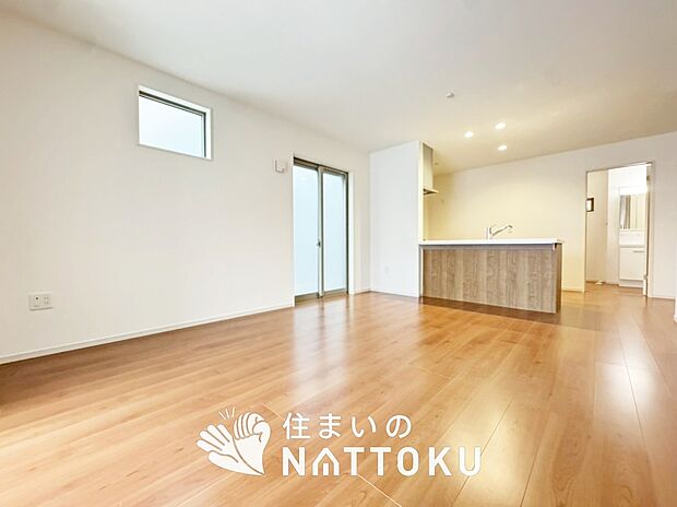 【現地写真(リビング)】フローリング材には、木目、色調など木材特有の風合いがあり、ナチュラルな美しさになっています。