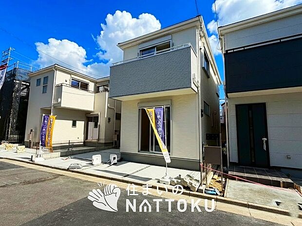 【現地写真(外観)【3号地】】軽くて火災に強い屋根材を採用し、地震時の建物への負担や揺れを軽減しています。