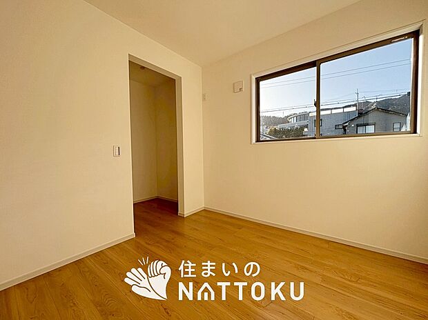 【現地写真(洋室)】木目の美しさを際立たせるシンプルデザインの建具を使用しています。