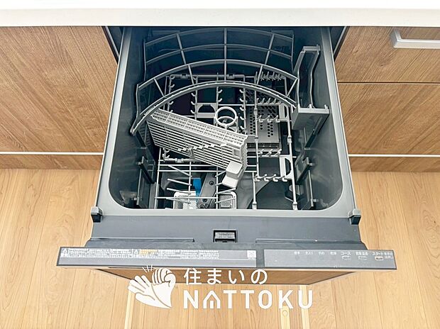 【食器洗い乾燥機】食後の時間にゆとりを与えてくれる食器洗い乾燥機。
操作ボタンも上面にあるので、腰をかがめずに操作ができラクラクです。