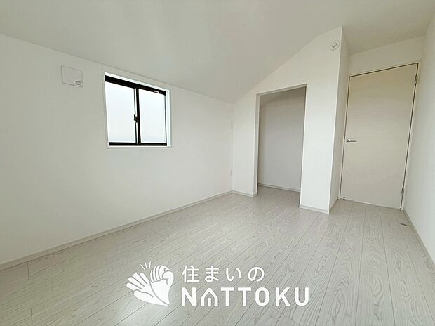 【現地写真(洋室)】木目の美しさを際立たせるシンプルデザインの建具を使用しています。