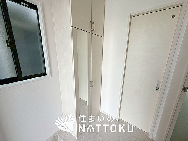 【現地写真(玄関)】玄関には、大型のシューズ収納を設置しています。