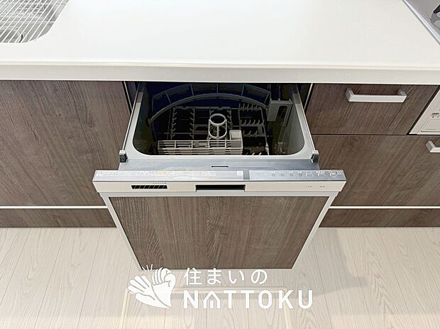 【食器洗い乾燥機】食後の時間にゆとりを与えてくれる食器洗い乾燥機。
操作ボタンも上面にあるので、腰をかがめずに操作ができラクラクです。