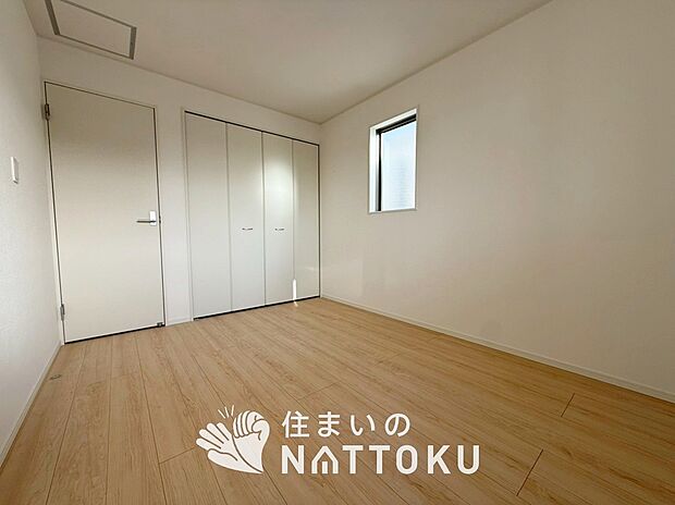 【現地写真(洋室)】木目の美しさを際立たせるシンプルデザインの建具を使用しています。