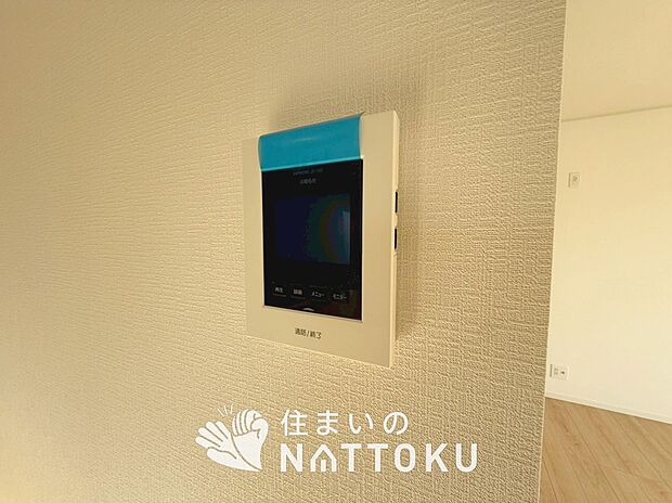 【TVモニター付インターホン】手放し通話ができ、送話表示灯で送話・受話状態が確認できます。
映像と音声で玄関先の様子をチェックできるモニター機能や、夜間の訪問者の顔も確認できるLEDライトを装備しています。