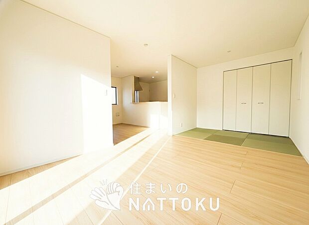 【現地写真(リビング)】フローリング材には、木目、色調など木材特有の風合いがあり、ナチュラルな美しさになっています。