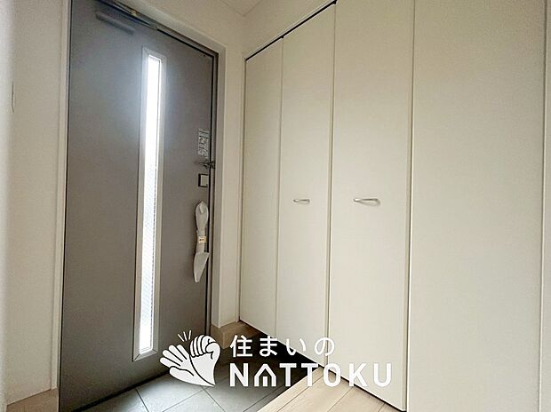 【現地写真(玄関)】玄関には、大型のシューズ収納を設置しています。