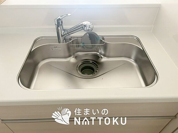 【浄水器一体型シャワー水栓付シンク】広々とした凸型シンクに洗剤ポケットを標準装備。すっきり収納できます。
また、蛇口の先端に浄水器を内蔵しているため場所をとりません。