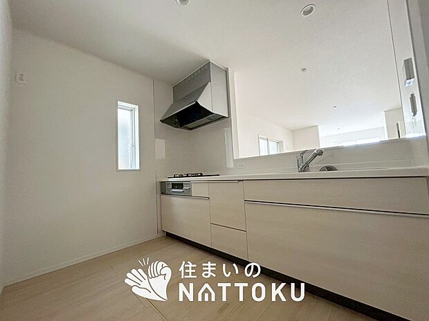 【現地写真(キッチン)】収納たっぷりのシステムキッチン、浄水器付水栓を標準装備しています。