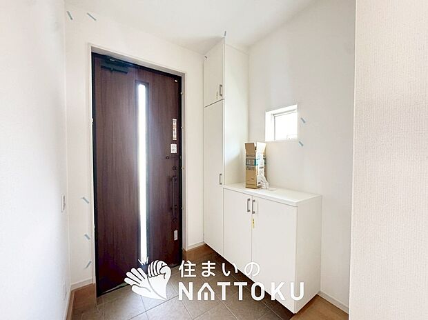 【現地写真(玄関)】玄関には、大型のシューズ収納を設置しています。